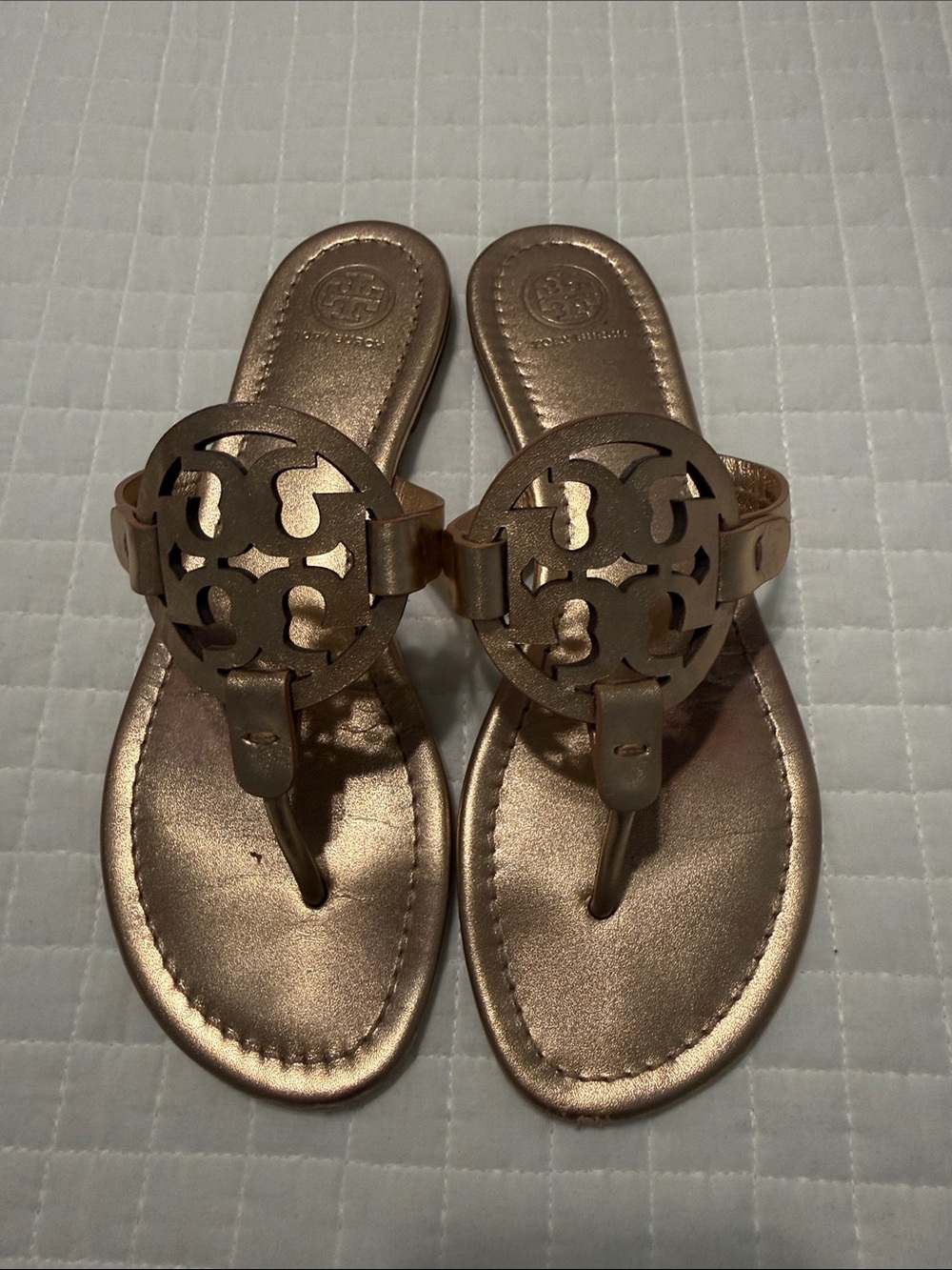 Tory Burch Metallic Rose Gold Logo Thong Sandals — Circular Cutout